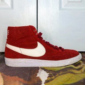 Nike Blazer Mid in Red